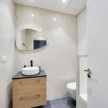 Stylish 3 Bdr & Garden Oasis On The Edge Of Paris Apartment *